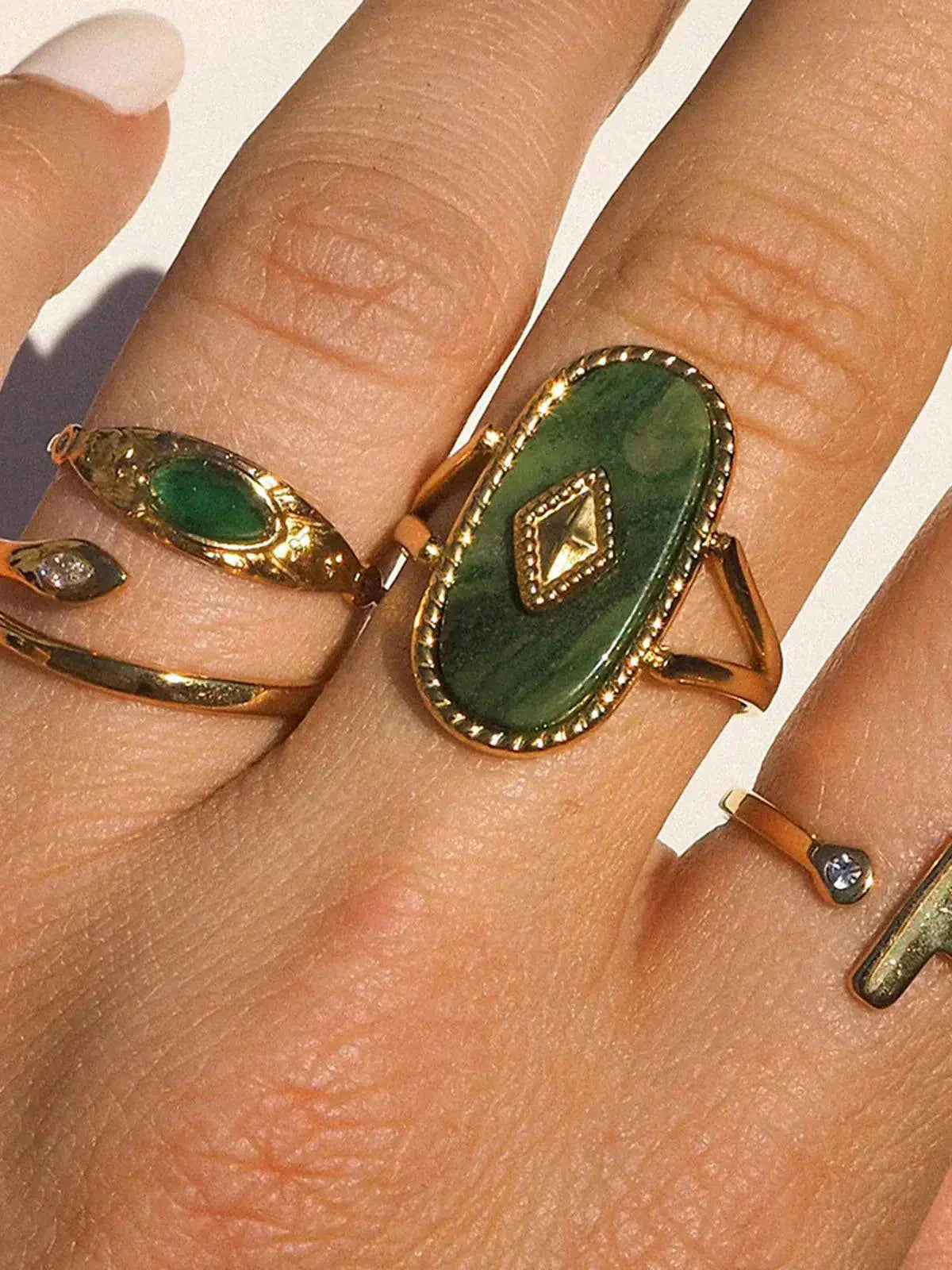 Elegante goudkleurige ring met groene steen - Ovale setting & subtiele fonkeling