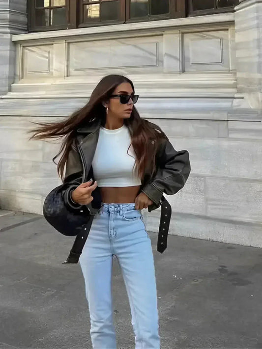 Isla – Kort aansluitend ontwerp – Bikerjas met riem