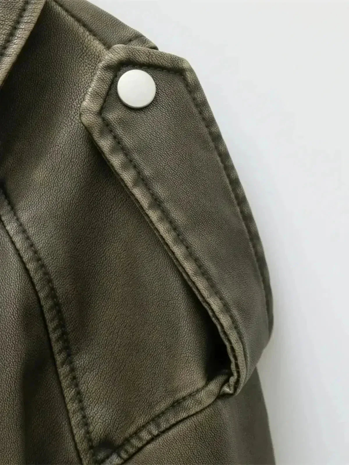 Isla – Kort aansluitend ontwerp – Bikerjas met riem