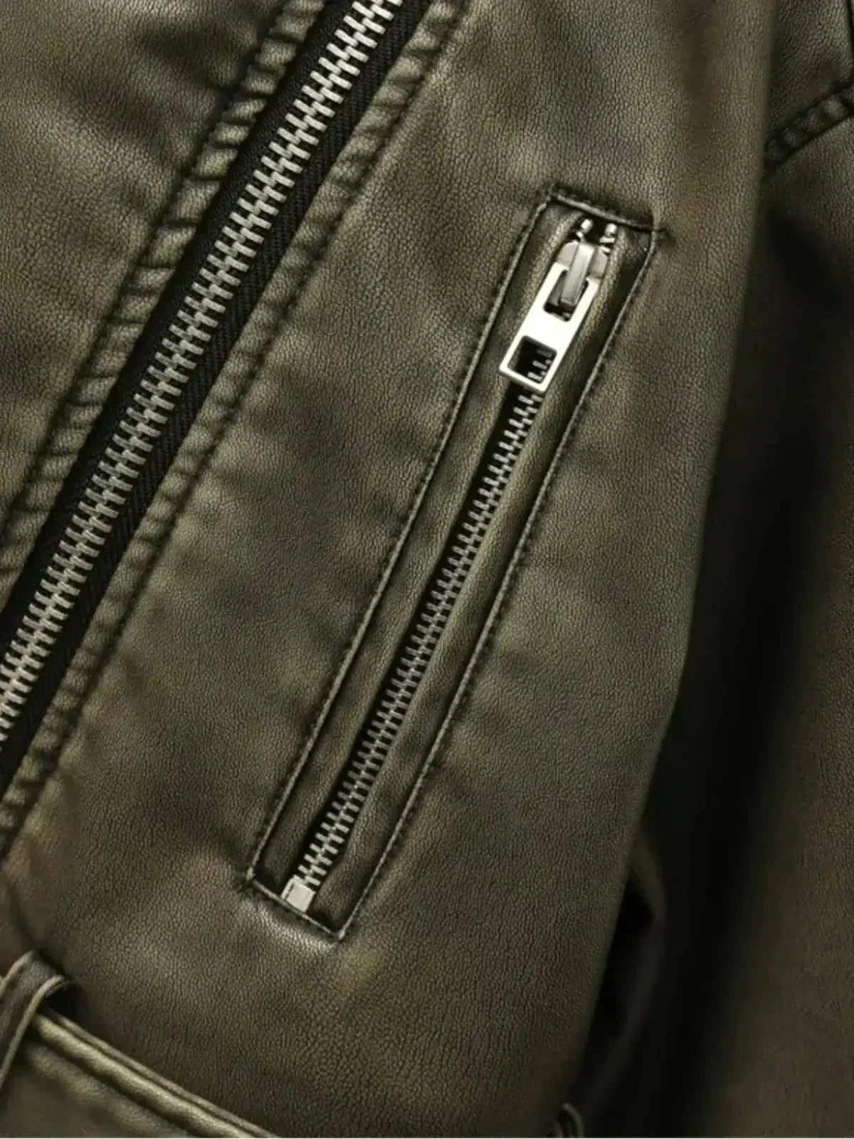 Isla – Kort aansluitend ontwerp – Bikerjas met riem