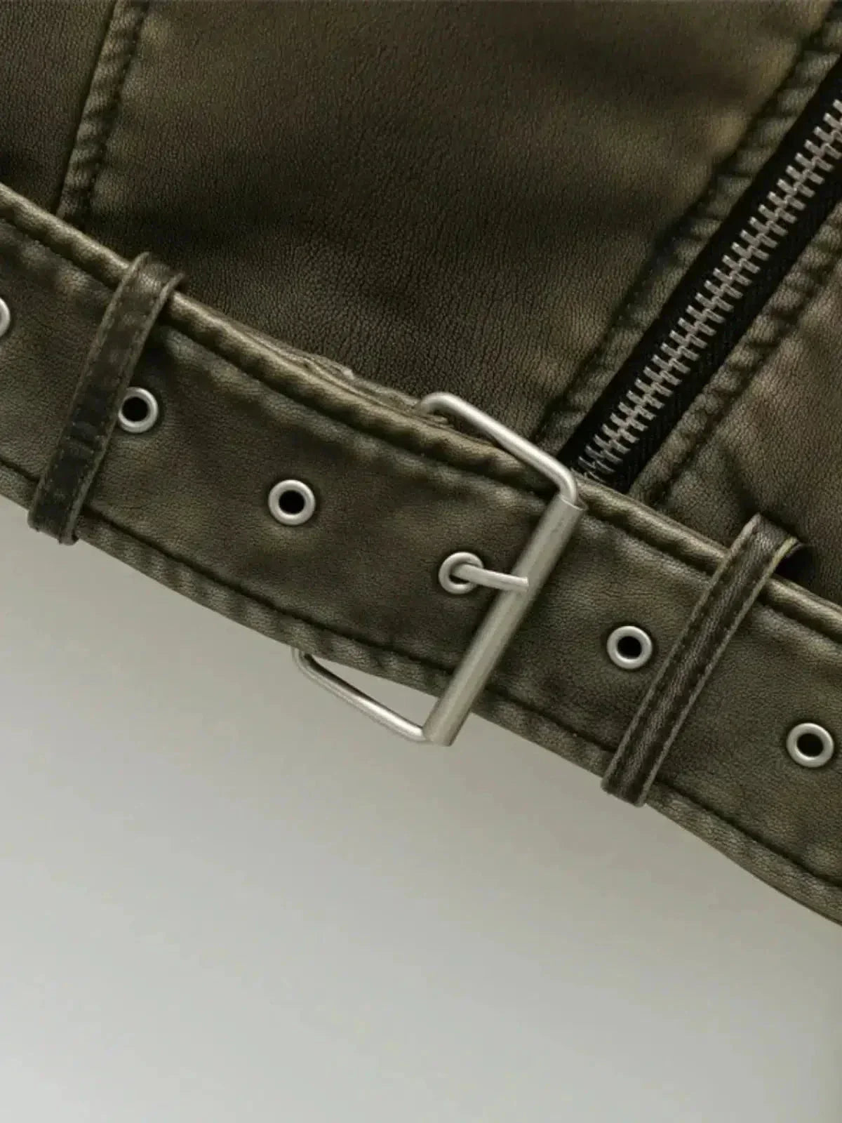 Isla – Kort aansluitend ontwerp – Bikerjas met riem