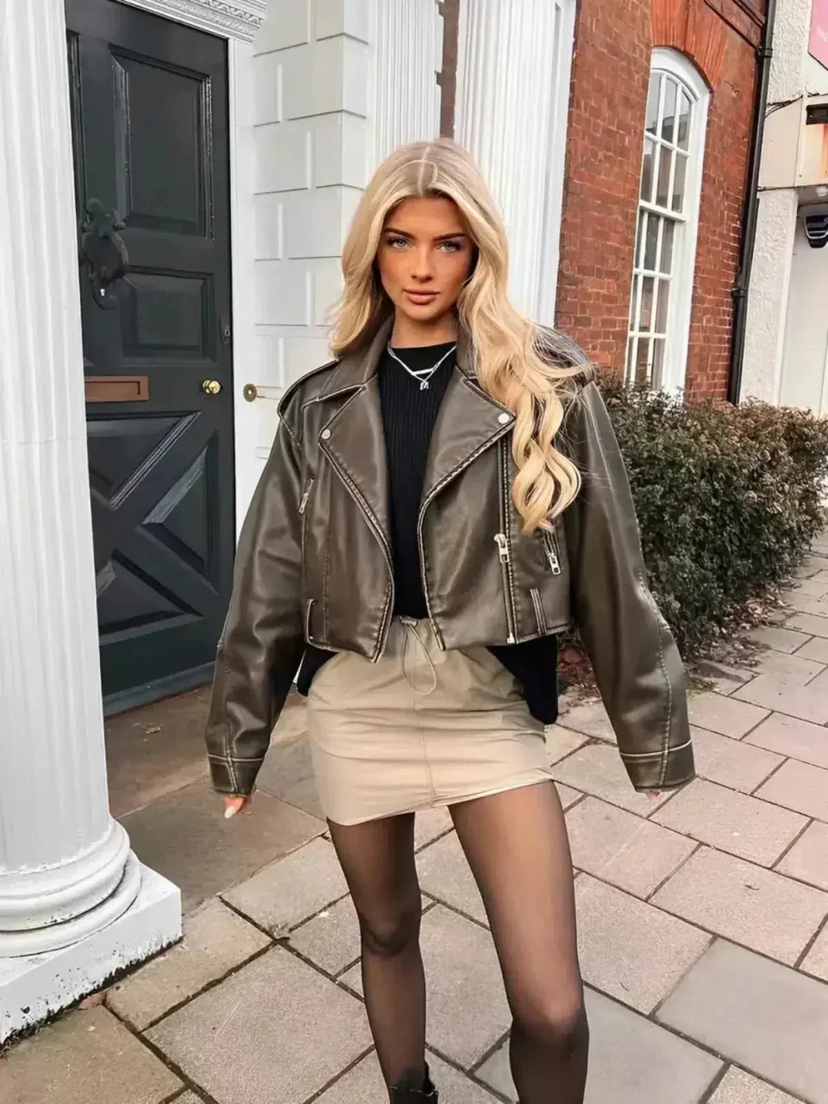 Isla – Kort aansluitend ontwerp – Bikerjas met riem