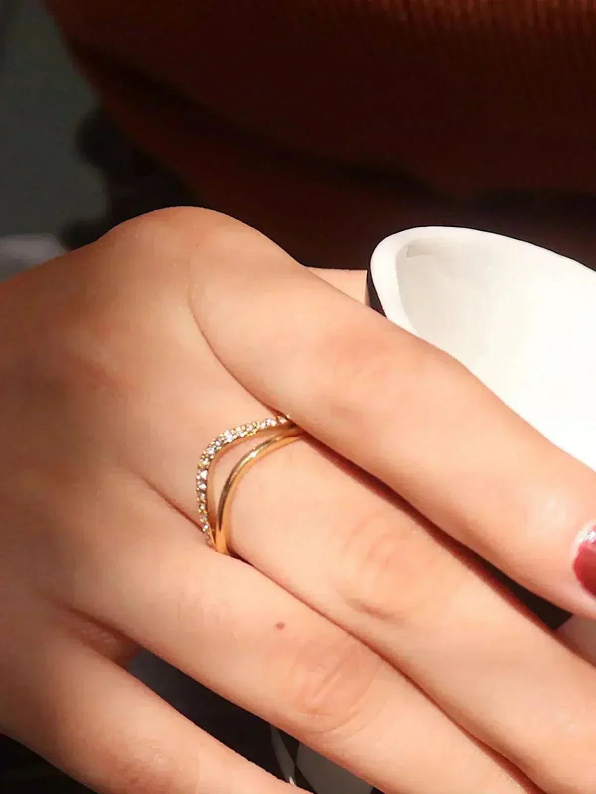 Goudkleurige ring met golfpatroon - Sprankelende steentjes-accent