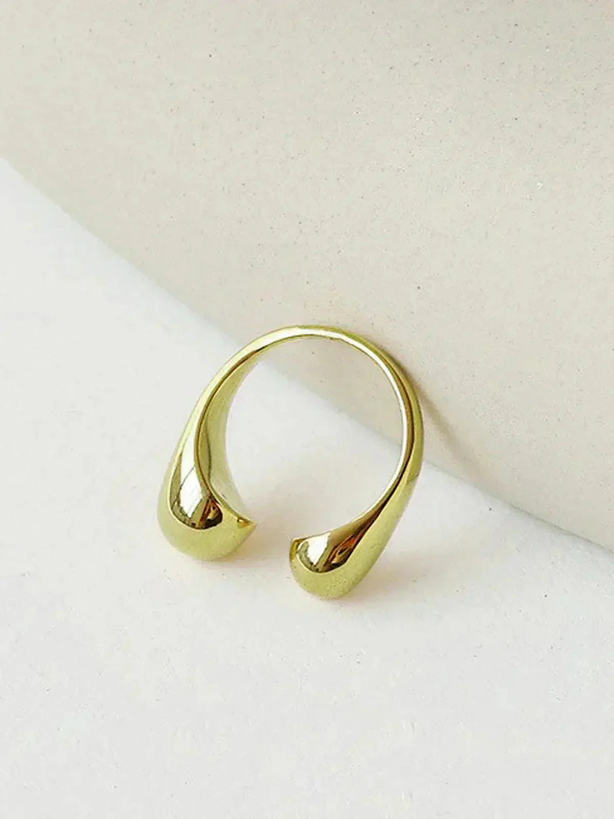 Minimalistische goudkleurige open ring - Gepolijst druppel-ontwerp
